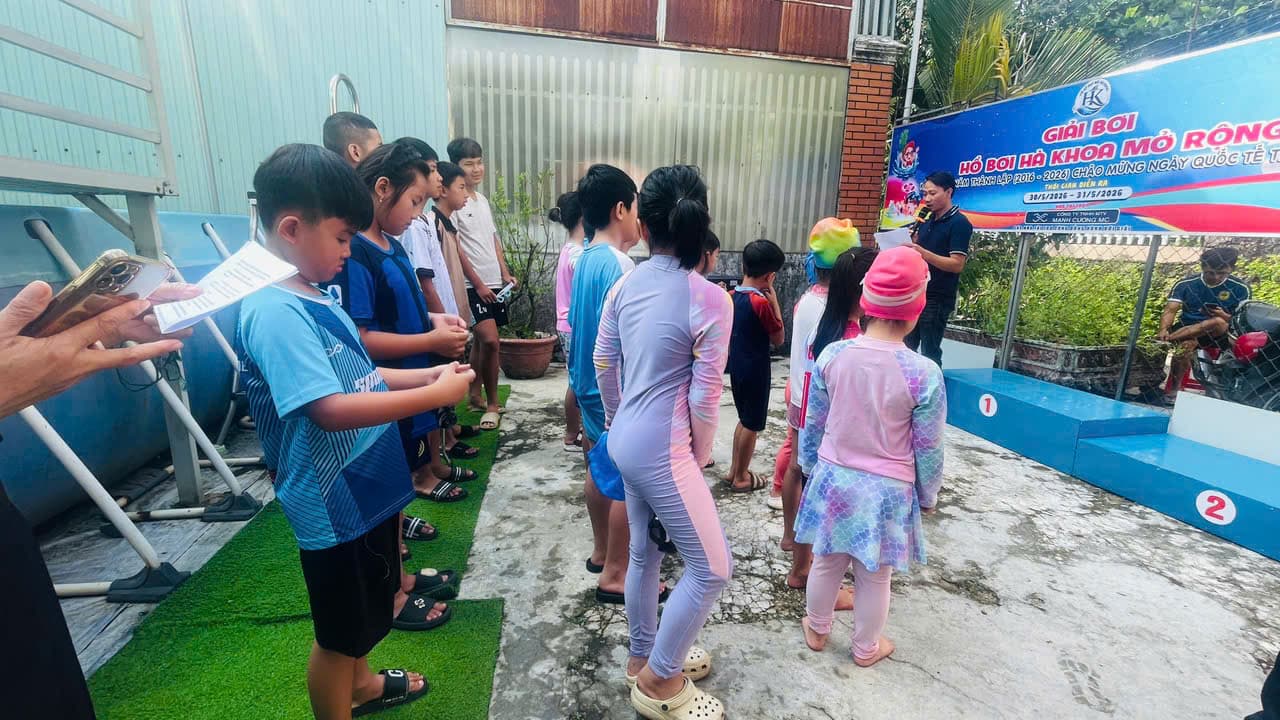 Các vận động viên nhí tập trung trước giờ thi đấu tại Hồ bơi Hà Khoa