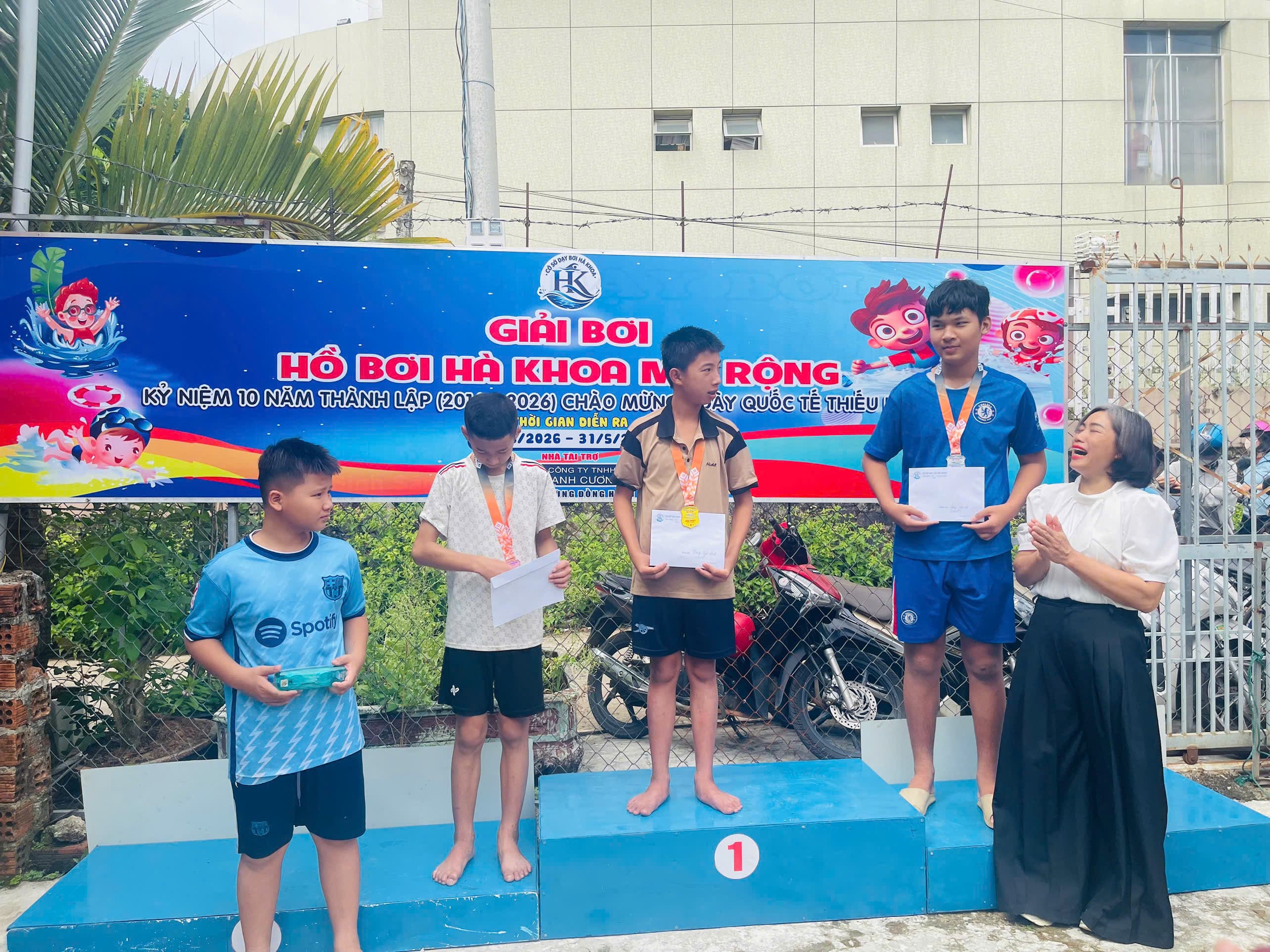 Nhóm vận động viên lớn nhận giải trên bục vinh danh