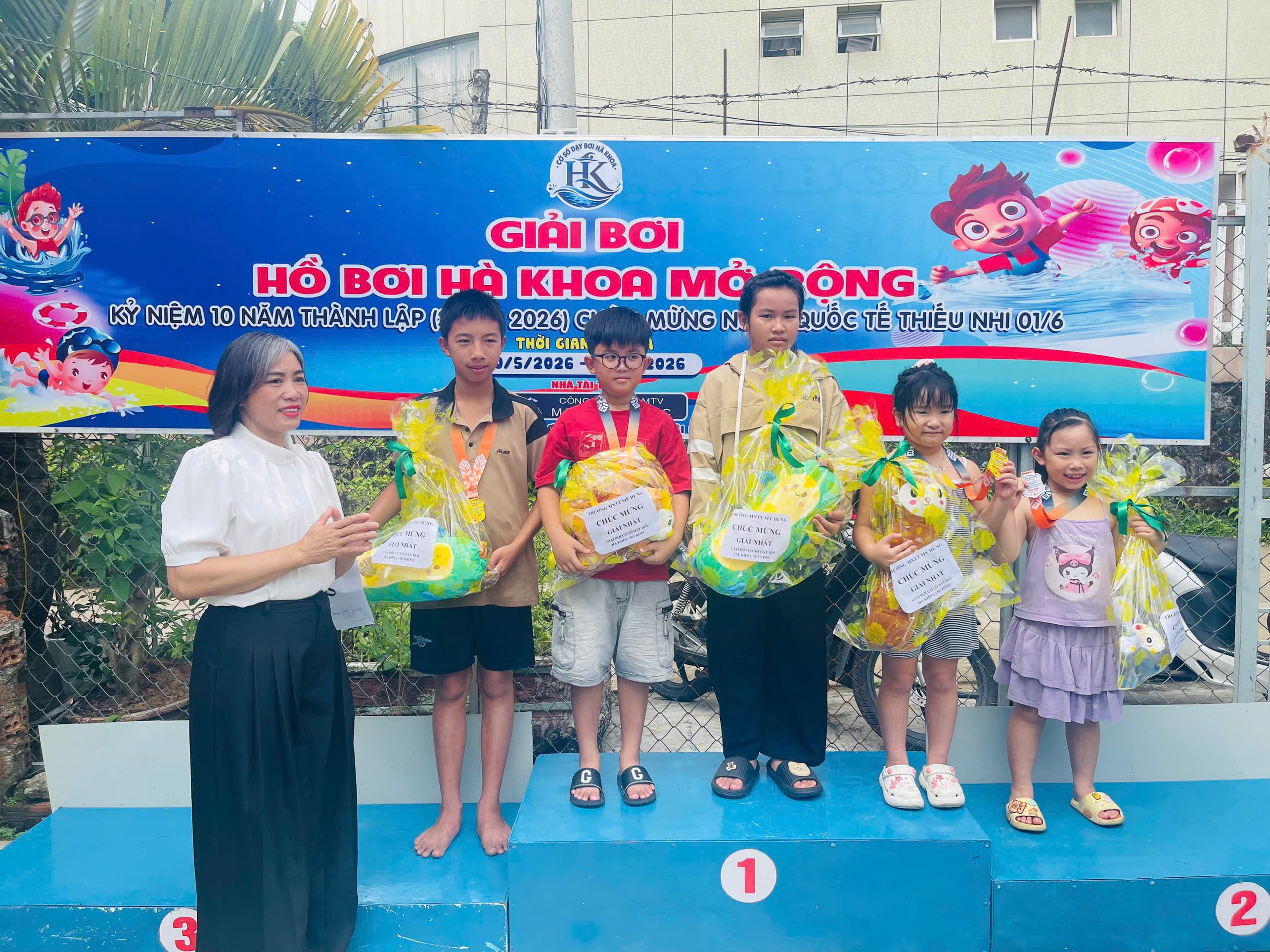 Các vận động viên nhận huy chương và phần quà sau cuộc thi bơi