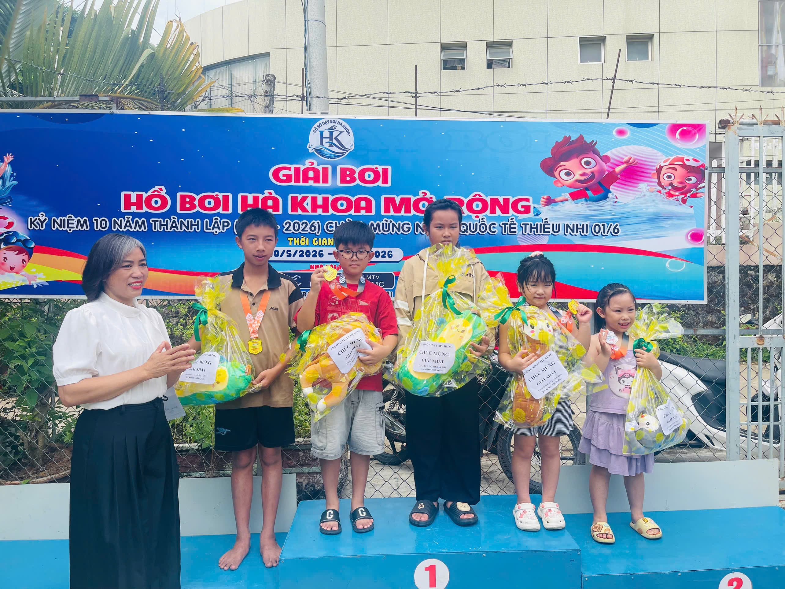 Các vận động viên khoe huy chương và quà tặng tại lễ trao giải