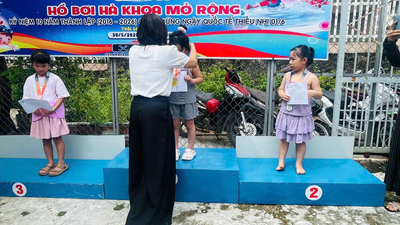 Ban tổ chức trao huy chương vàng cho vận động viên nhỏ tuổi