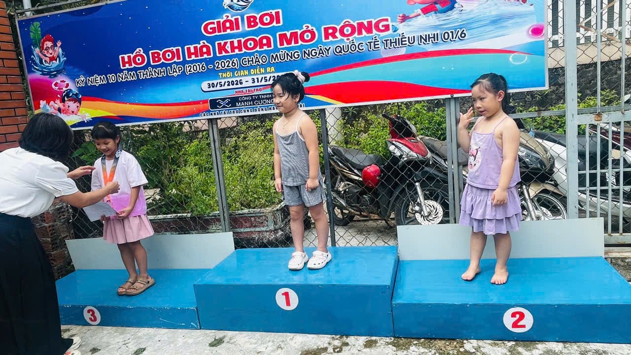 Ban tổ chức trao huy chương cho các vận động viên trên bục giải