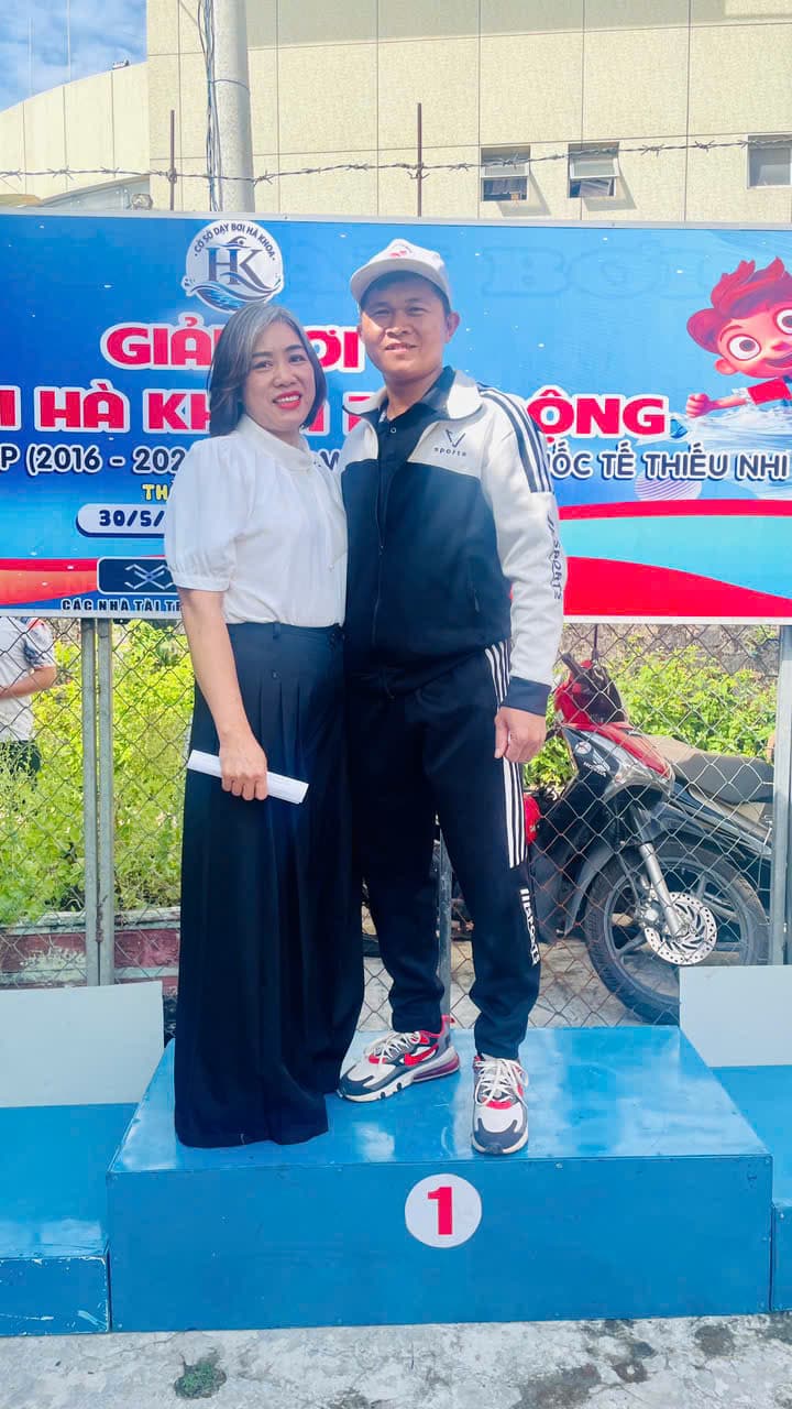 Đại diện ban tổ chức chụp ảnh lưu niệm tại giải bơi Hà Khoa