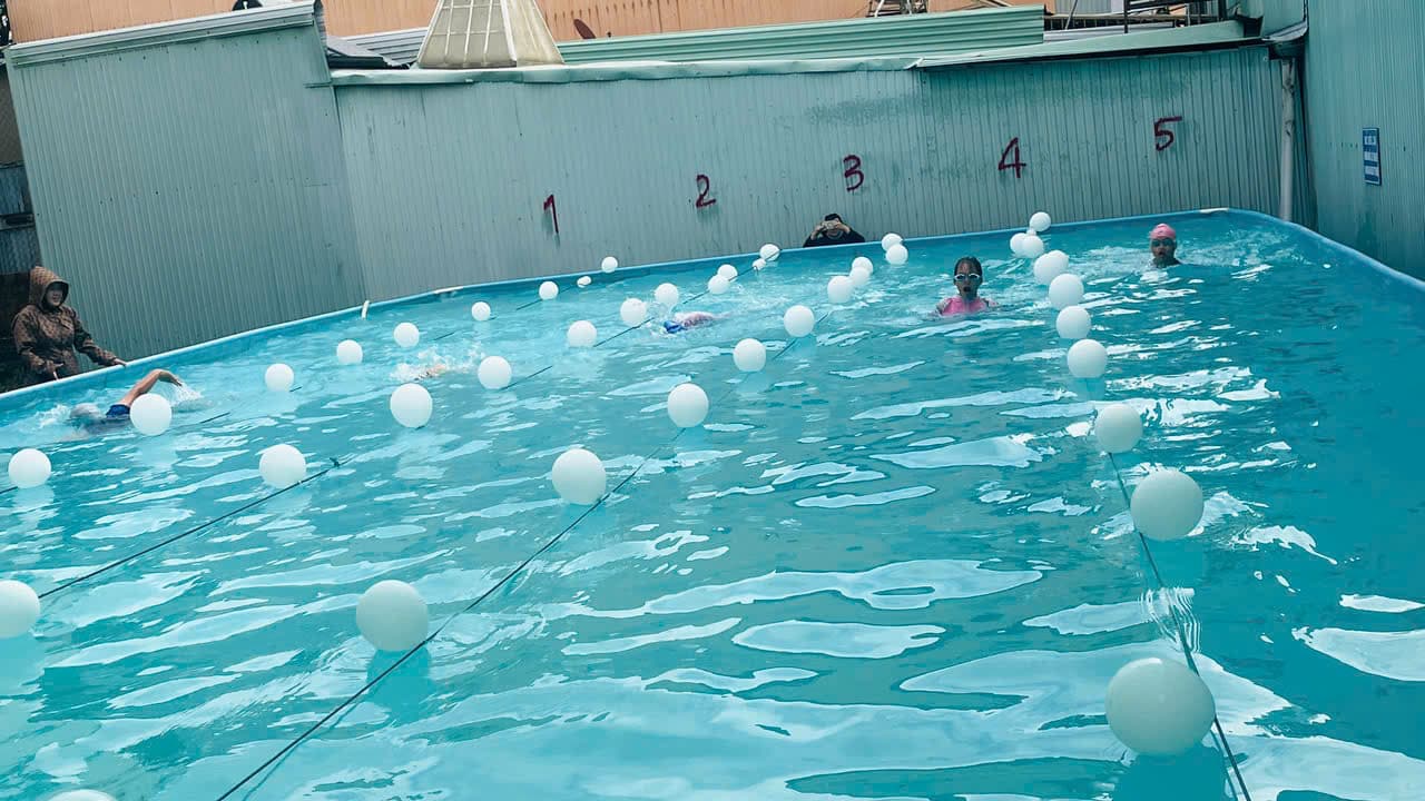 Các vận động viên thi đấu trên nhiều làn bơi tại Hồ bơi Hà Khoa