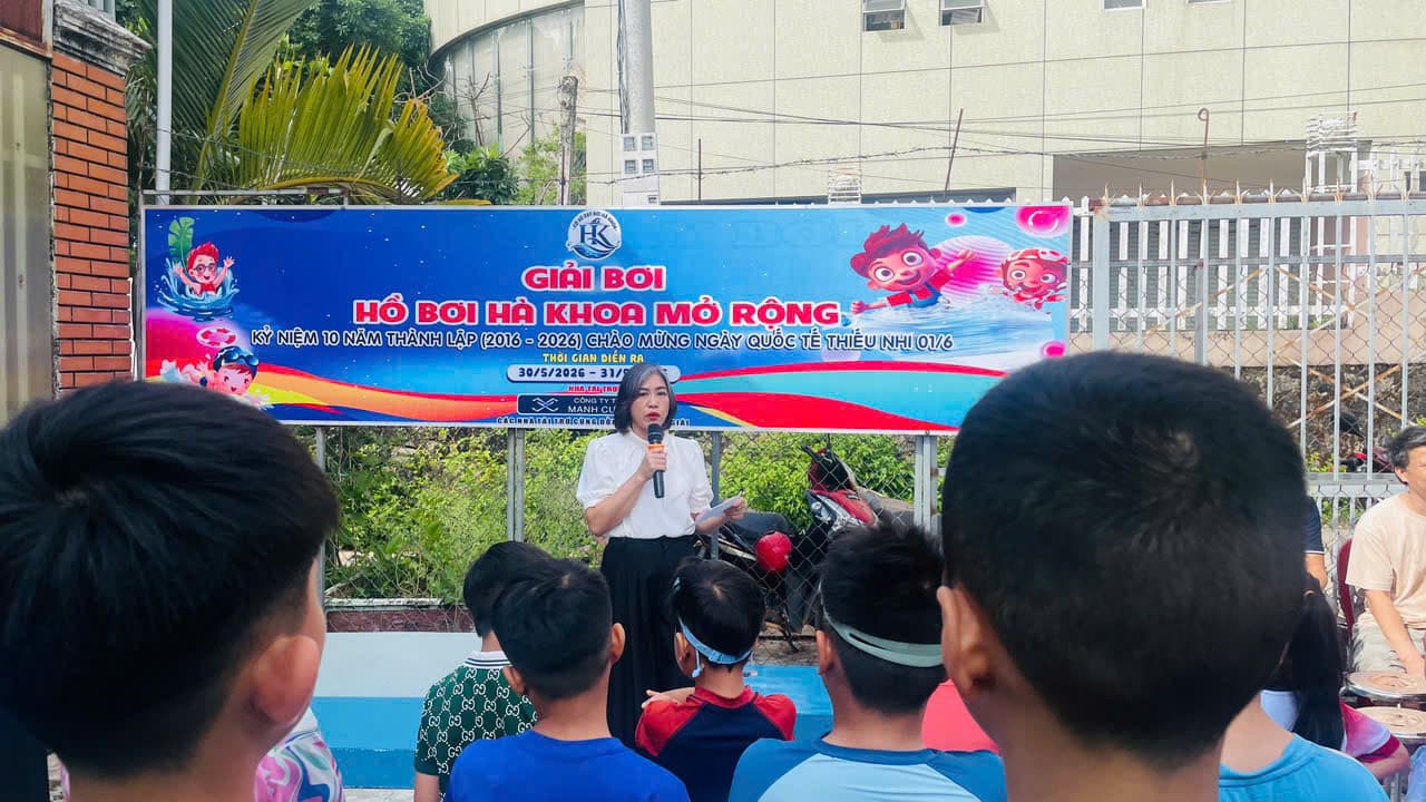 Đại diện ban tổ chức phát biểu khai mạc Giải bơi Hồ bơi Hà Khoa