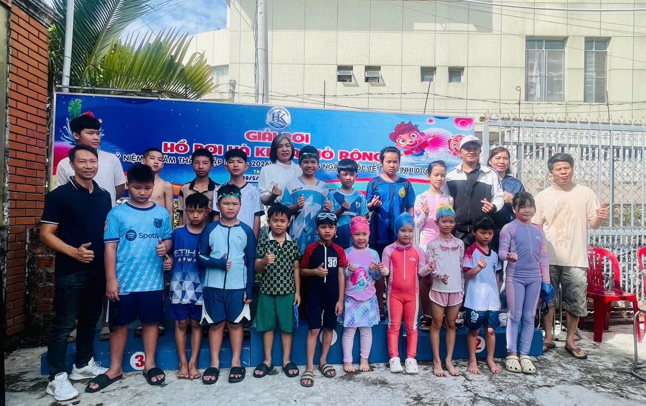 Ảnh tập thể kỷ niệm 10 năm thành lập Hồ bơi Hà Khoa