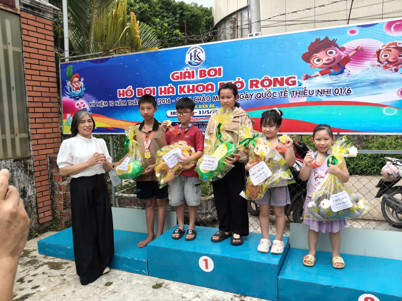 Các vận động viên nhận huy chương và quà tặng trên bục trao giải