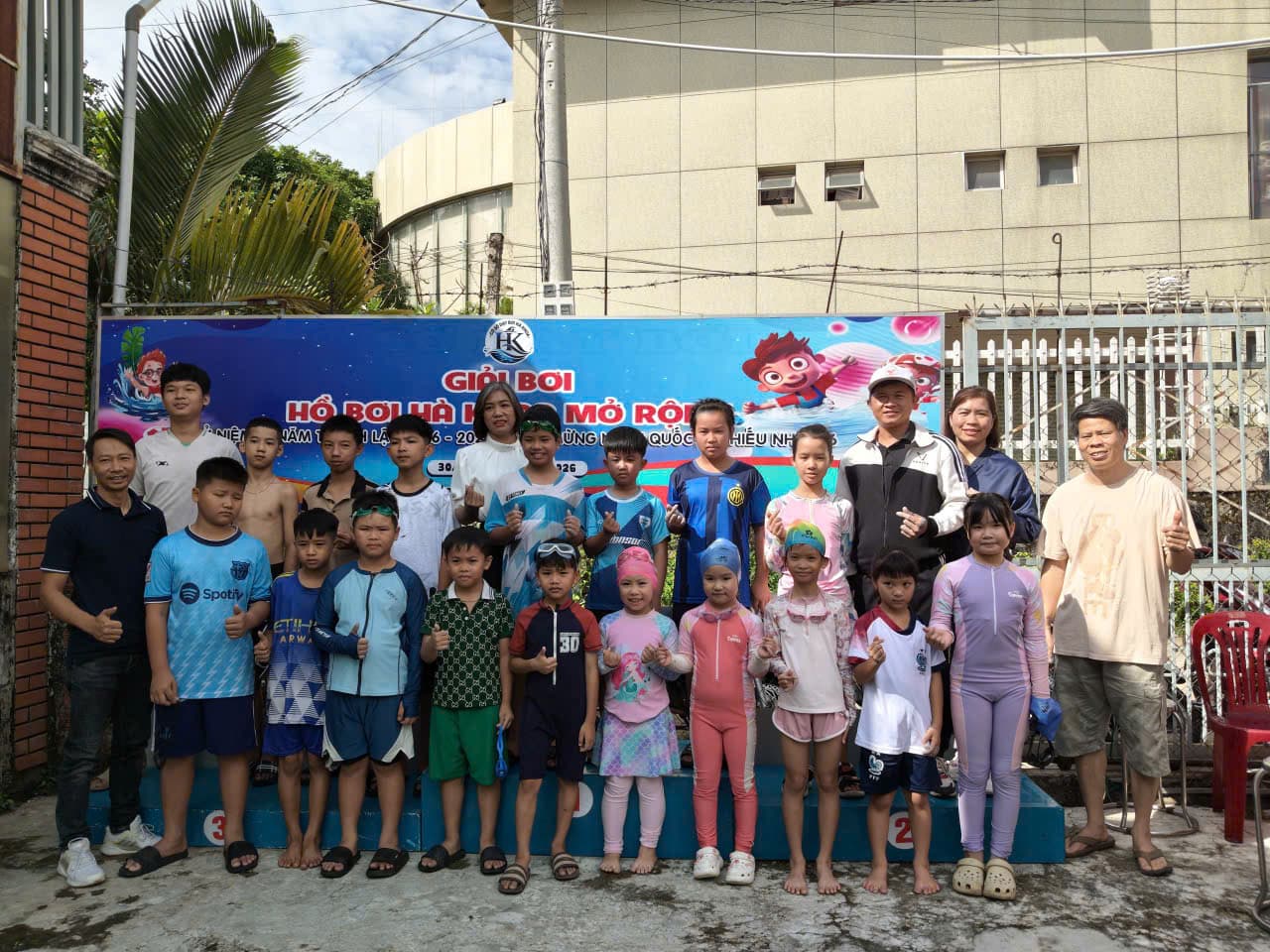 Học viên huấn luyện viên và phụ huynh chụp ảnh tập thể tại giải bơi