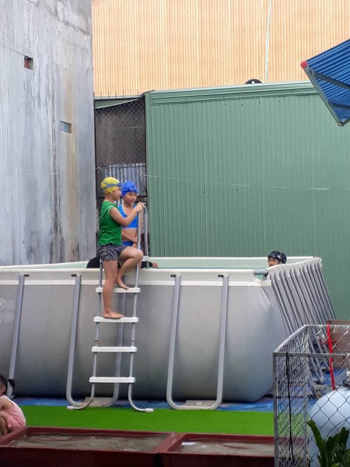 Trẻ tự tin leo thang xuống hồ