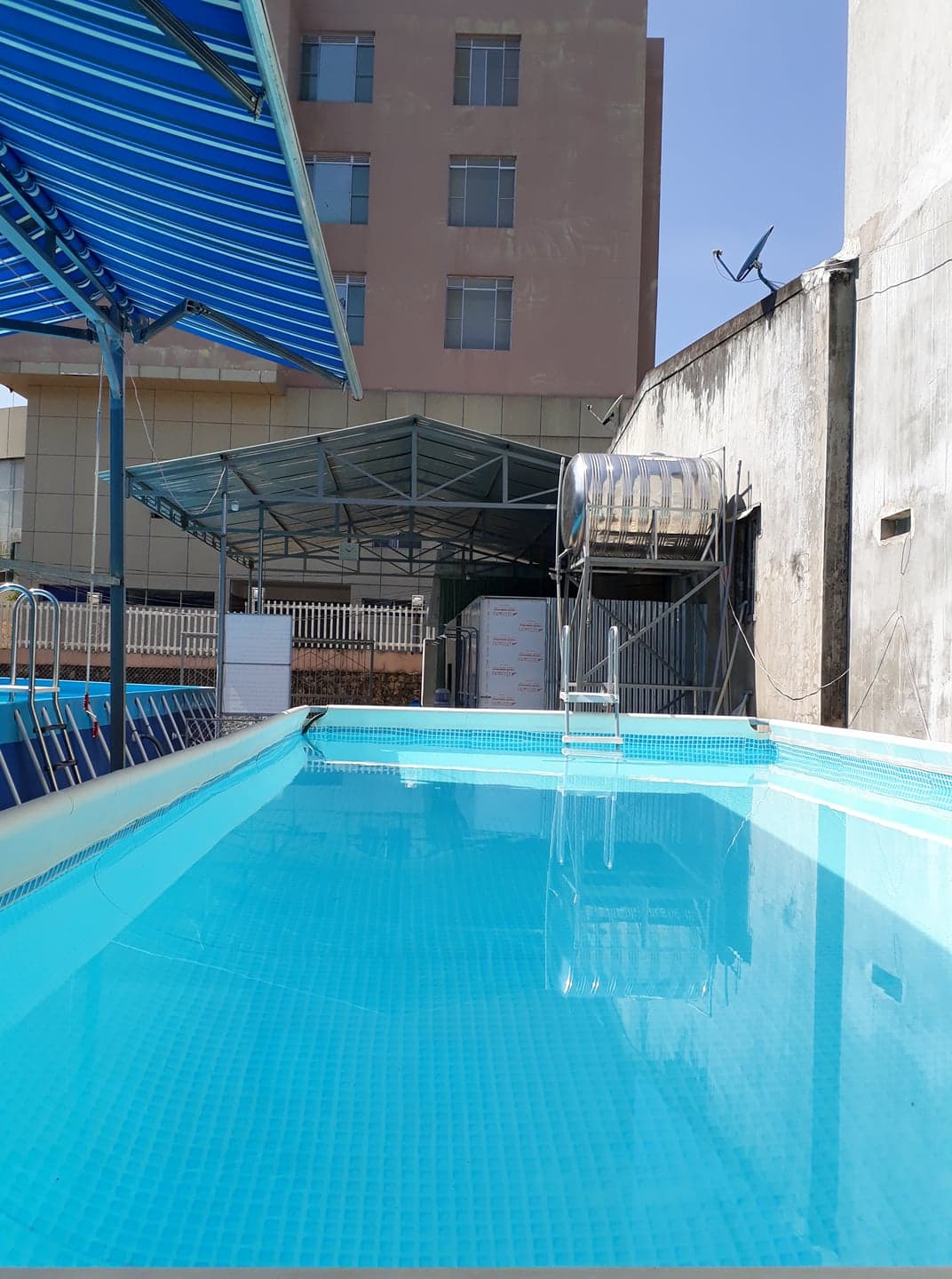 Hồ bơi sạch sẽ với mái che chắn nắng