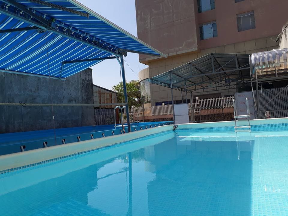 Hồ bơi với bồn nước dự trữ