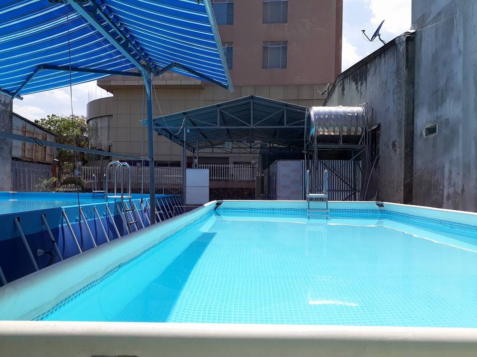 Hồ bơi sạch sẽ nhìn từ bên cạnh