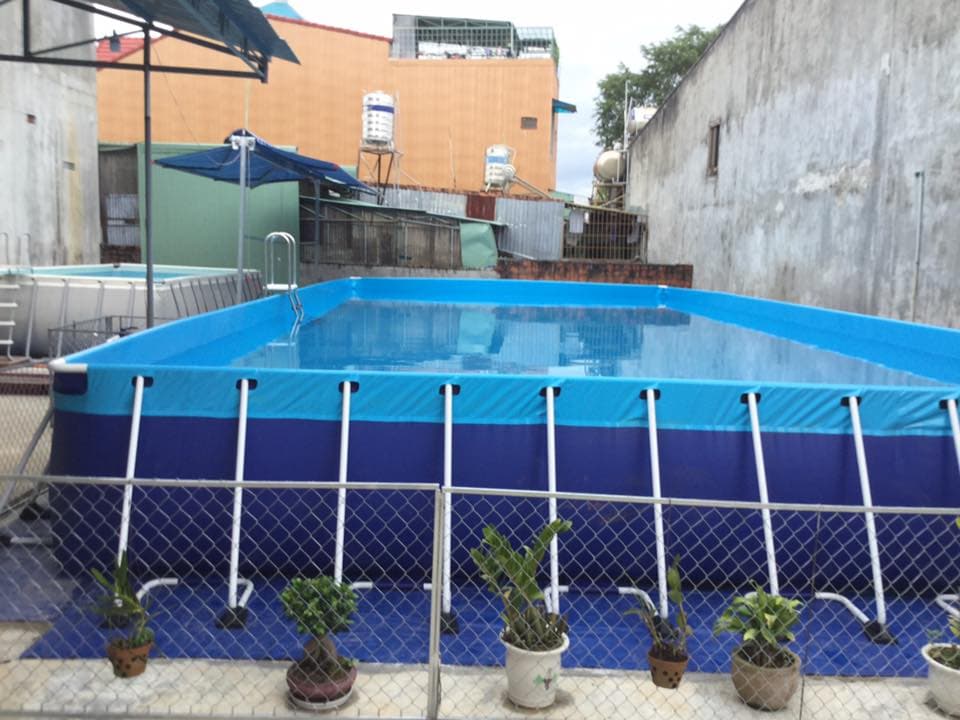 Hồ bơi với hàng rào và cây xanh