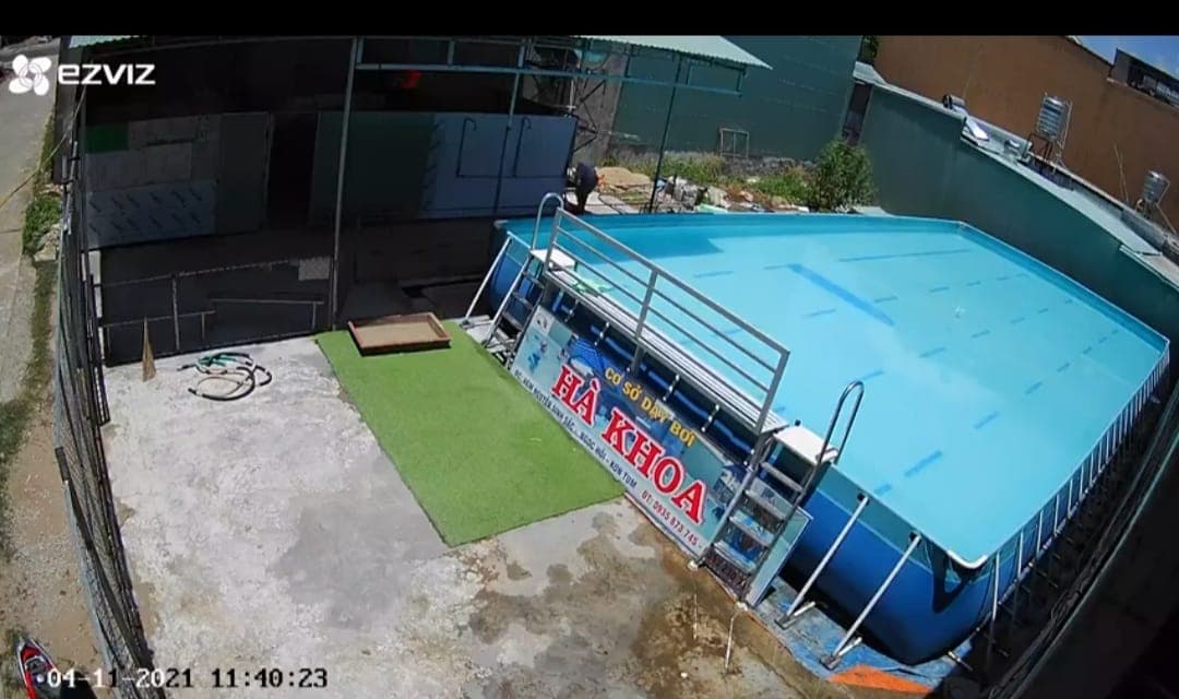 Hồ bơi nhìn từ camera giám sát