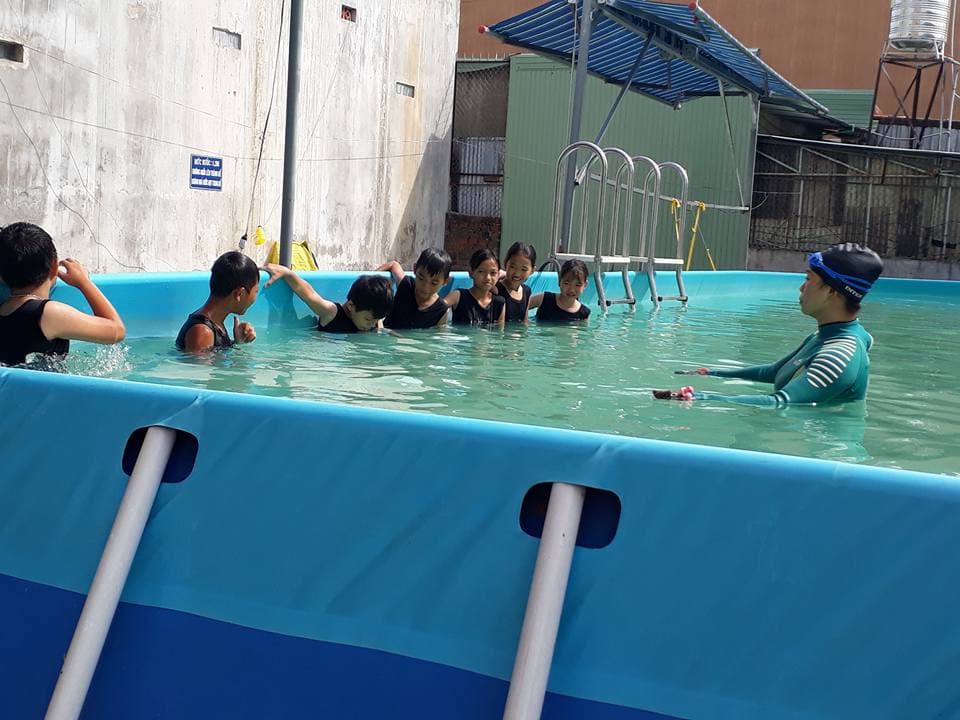 Huấn luyện viên hướng dẫn nhóm trẻ em